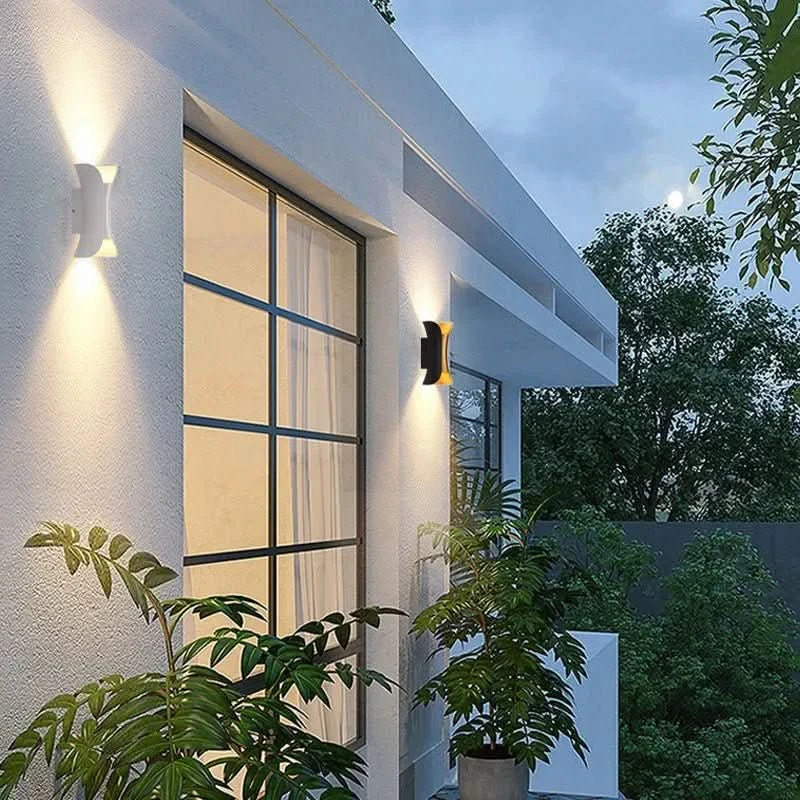 Curved LED Outdoor Wall Light with IP65 Weatherproofing