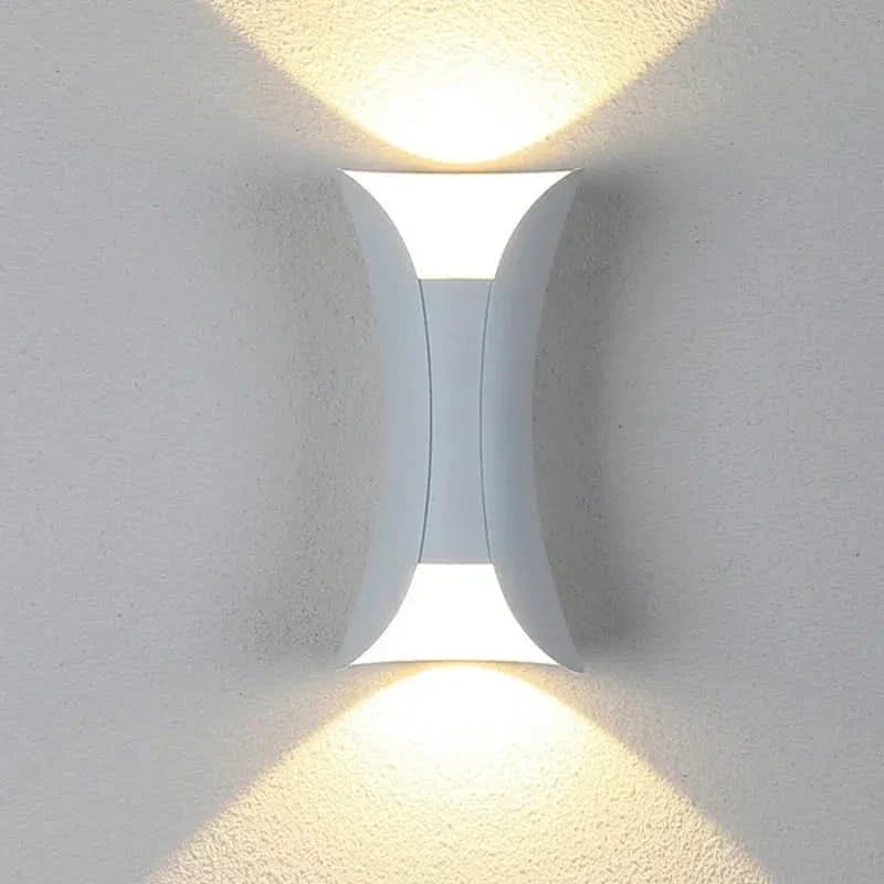 Curved LED Outdoor Wall Light with IP65 Weatherproofing