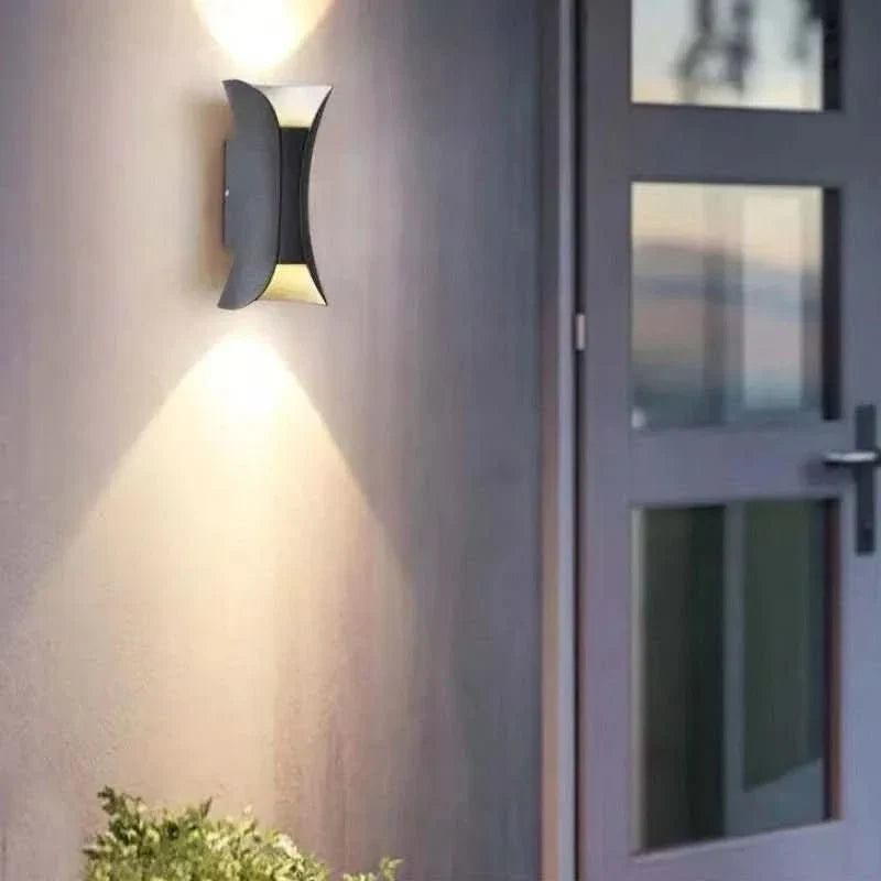 Curved LED Outdoor Wall Light with IP65 Weatherproofing