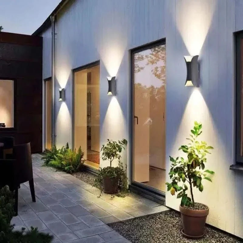 Curved LED Outdoor Wall Light with IP65 Weatherproofing