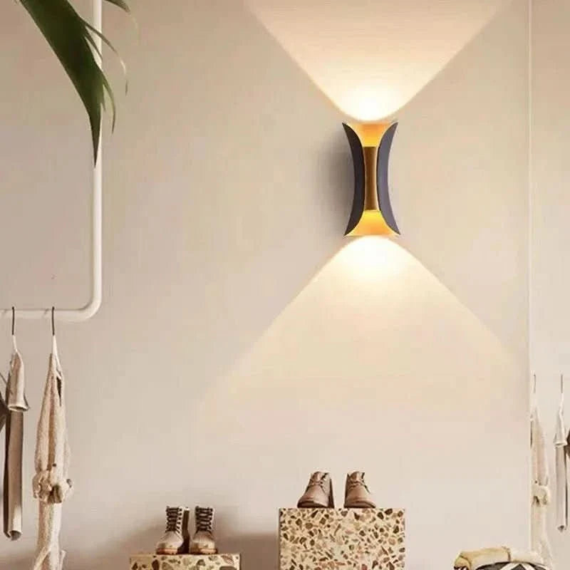 Curved LED Outdoor Wall Light with IP65 Weatherproofing