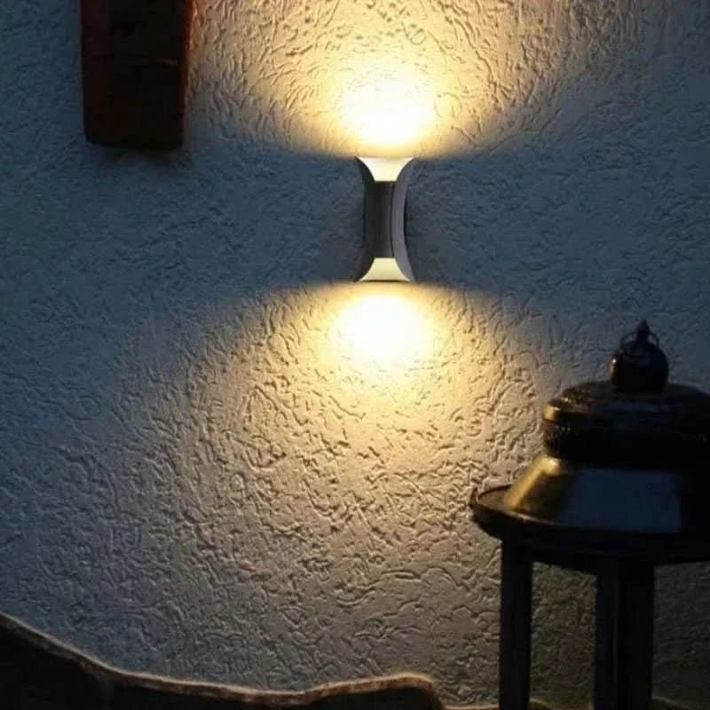 Curved LED Outdoor Wall Light with IP65 Weatherproofing